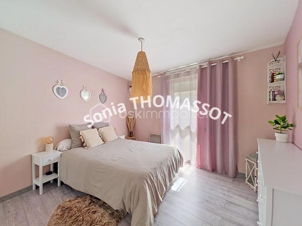 À découvrir sans tarder, ce bel appartement de type 2 situé au 2e étage avec ascenseur, au sein d’une très belle copropriété parfaitement entretenue, avec jardin privatif réservé aux résidents.

Aucuns travaux à prévoir.

L’appartement se compose d’une entrée, d’une agréable pièce de vie lumineuse avec salon-séjour et cuisine entièrement aménagée et équipée, d’une belle chambre avec grands placards et dressing, ainsi que d’une salle de bain avec WC.

Idéalement situé à proximité immédiate de la place de la République, cet appartement offre un cadre de vie agréable, proche de toutes les commodités.

À visiter rapidement.