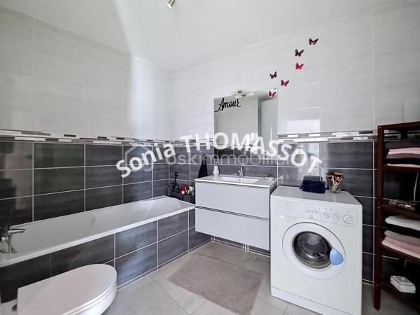 À découvrir sans tarder, ce bel appartement de type 2 situé au 2e étage avec ascenseur, au sein d’une très belle copropriété parfaitement entretenue, avec jardin privatif réservé aux résidents.

Aucuns travaux à prévoir.

L’appartement se compose d’une entrée, d’une agréable pièce de vie lumineuse avec salon-séjour et cuisine entièrement aménagée et équipée, d’une belle chambre avec grands placards et dressing, ainsi que d’une salle de bain avec WC.

Idéalement situé à proximité immédiate de la place de la République, cet appartement offre un cadre de vie agréable, proche de toutes les commodités.

À visiter rapidement.