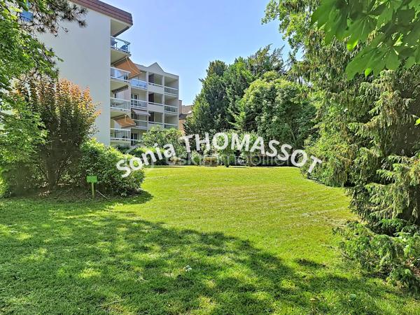 À découvrir sans tarder, ce bel appartement de type 2 situé au 2e étage avec ascenseur, au sein d’une très belle copropriété parfaitement entretenue, avec jardin privatif réservé aux résidents.

Aucuns travaux à prévoir.

L’appartement se compose d’une entrée, d’une agréable pièce de vie lumineuse avec salon-séjour et cuisine entièrement aménagée et équipée, d’une belle chambre avec grands placards et dressing, ainsi que d’une salle de bain avec WC.

Idéalement situé à proximité immédiate de la place de la République, cet appartement offre un cadre de vie agréable, proche de toutes les commodités.

À visiter rapidement.