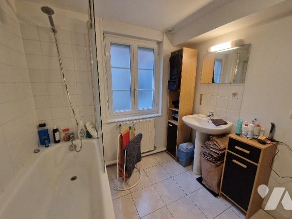 VENTE YVETOT CENTRE, maison -appartement en DUPLEX d'~65.80 m², un séjour, deux chambres.