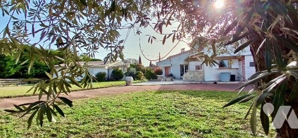 Maison Loriol-Sur-Drôme, quartier recherché, 177m2 de plain-pied avec piscine, cave et garage.