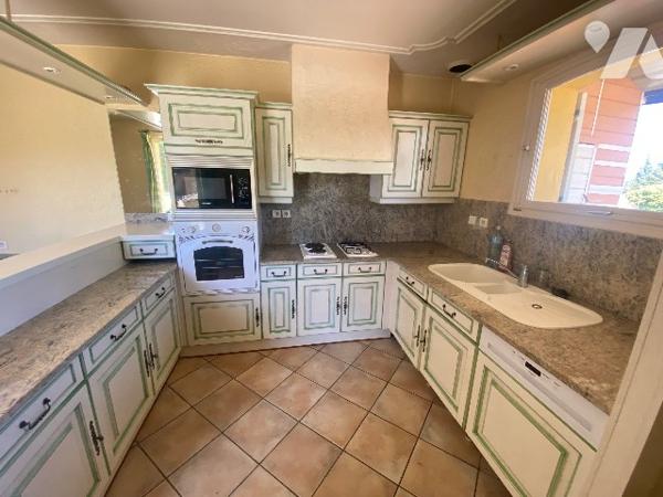 Maison Loriol-Sur-Drôme, quartier recherché, 177m2 de plain-pied avec piscine, cave et garage.