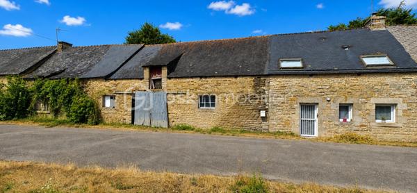"VISITE VIRTUELLE DISPONIBLE SUR DEMANDE"

Longère avec fort potentiel – Entre Josselin et Guégon – Terrain de plus de 4 600 m²

À seulement 4 km de Josselin et 2 km du bourg de Guégon, venez découvrir cette longère offrant de nombreuses possibilités d’aménagement, implantée sur un beau terrain de plus de 4 600 m².

La propriété se compose actuellement d'une partie habitation rénovée, précédemment louée et qui sera libre de toute occupation pour la vente, ainsi que d'une ancienne étable attenante à rénover.

Ce bien peut ainsi répondre à deux projets différents :

Un investissement locatif : la partie déjà rénovée permet d'envisager une remise en location, tout en conservant la possibilité de valoriser ultérieurement le reste de la longère.

Un projet de résidence principale : pour les amoureux de la pierre et de la rénovation, l'ensemble offre un très beau potentiel. En réunissant l'habitation existante et l'ancienne étable, vous pourrez imaginer une grande maison familiale chaleureuse et pleine de caractère, avec de beaux volumes et un véritable esprit cocooning.

Le terrain de plus de 4 600 m² apporte espace et tranquillité et permet d'envisager différents aménagements extérieurs.

Des propositions d'aménagement et de rénovation sont présentées en photos afin de vous aider à vous projeter et à imaginer tout le potentiel de cette longère.

À prévoir : assainissement à refaire.

Un bien idéal pour un investisseur, un projet de rénovation ou pour créer une belle maison de famille à proximité immédiate de Josselin, tout en profitant d'un environnement plus rural.

Afin de vous aider à vous projeter et à révéler tout le potentiel de cette longère, certaines photos présentées dans l’annonce sont accompagnées de suggestions de rénovation et d’aménagement réalisées à titre illustratif. Elles permettent notamment d’imaginer la transformation de l’ancienne étable et de l’habitation existante en une belle maison familiale chaleureuse et confortable.

Une visite s'impose pour apprécier les volumes et les nombreuses possibilités qu'offre cette propriété !
