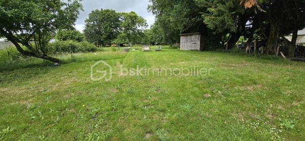 "VISITE VIRTUELLE DISPONIBLE SUR DEMANDE"

Longère avec fort potentiel – Entre Josselin et Guégon – Terrain de plus de 4 600 m²

À seulement 4 km de Josselin et 2 km du bourg de Guégon, venez découvrir cette longère offrant de nombreuses possibilités d’aménagement, implantée sur un beau terrain de plus de 4 600 m².

La propriété se compose actuellement d'une partie habitation rénovée, précédemment louée et qui sera libre de toute occupation pour la vente, ainsi que d'une ancienne étable attenante à rénover.

Ce bien peut ainsi répondre à deux projets différents :

Un investissement locatif : la partie déjà rénovée permet d'envisager une remise en location, tout en conservant la possibilité de valoriser ultérieurement le reste de la longère.

Un projet de résidence principale : pour les amoureux de la pierre et de la rénovation, l'ensemble offre un très beau potentiel. En réunissant l'habitation existante et l'ancienne étable, vous pourrez imaginer une grande maison familiale chaleureuse et pleine de caractère, avec de beaux volumes et un véritable esprit cocooning.

Le terrain de plus de 4 600 m² apporte espace et tranquillité et permet d'envisager différents aménagements extérieurs.

Des propositions d'aménagement et de rénovation sont présentées en photos afin de vous aider à vous projeter et à imaginer tout le potentiel de cette longère.

À prévoir : assainissement à refaire.

Un bien idéal pour un investisseur, un projet de rénovation ou pour créer une belle maison de famille à proximité immédiate de Josselin, tout en profitant d'un environnement plus rural.

Afin de vous aider à vous projeter et à révéler tout le potentiel de cette longère, certaines photos présentées dans l’annonce sont accompagnées de suggestions de rénovation et d’aménagement réalisées à titre illustratif. Elles permettent notamment d’imaginer la transformation de l’ancienne étable et de l’habitation existante en une belle maison familiale chaleureuse et confortable.

Une visite s'impose pour apprécier les volumes et les nombreuses possibilités qu'offre cette propriété !