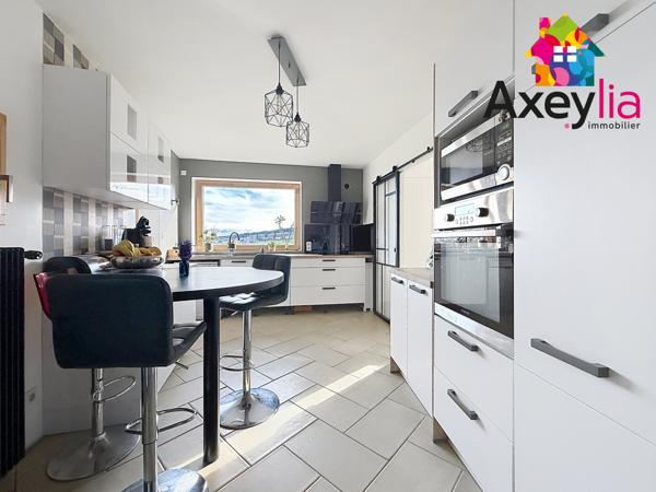 Renaison (42370) A VENDRE - SECTEUR CÔTE ROANNAISE - MAISON D'ARCHITECTE ENTIÈREMENT RÉNOVÉE D'ENVIRON 195M2 AVEC CINQ CHAMBRES