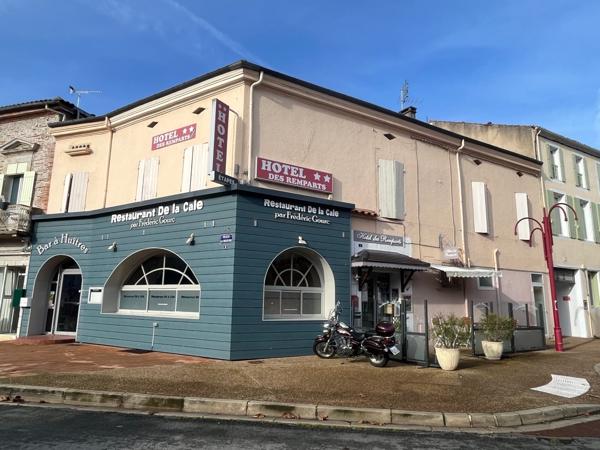 Sur la commune de Villeneuve sur Lot, ce local commercial d'une surface de 260 m2 avec parking à proximité n'attend que vous ! Idéalement situé au coeur de la Bastide, il se compose d'un sas d'entrée et de trois grandes salles. Vous y trouverez également , Villeneuve sur lot