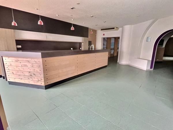 Sur la commune de Villeneuve sur Lot, ce local commercial d'une surface de 260 m2 avec parking à proximité n'attend que vous ! Idéalement situé au coeur de la Bastide, il se compose d'un sas d'entrée et de trois grandes salles. Vous y trouverez également , Villeneuve sur lot