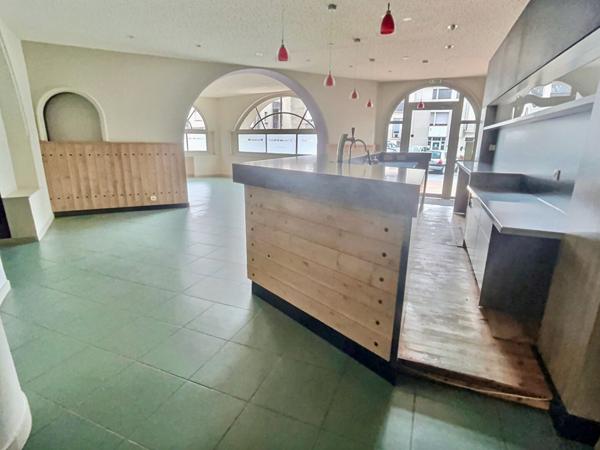 Sur la commune de Villeneuve sur Lot, ce local commercial d'une surface de 260 m2 avec parking à proximité n'attend que vous ! Idéalement situé au coeur de la Bastide, il se compose d'un sas d'entrée et de trois grandes salles. Vous y trouverez également , Villeneuve sur lot