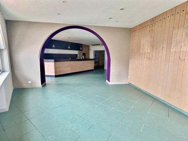 Sur la commune de Villeneuve sur Lot, ce local commercial d'une surface de 260 m2 avec parking à proximité n'attend que vous ! Idéalement situé au coeur de la Bastide, il se compose d'un sas d'entrée et de trois grandes salles. Vous y trouverez également , Villeneuve sur lot