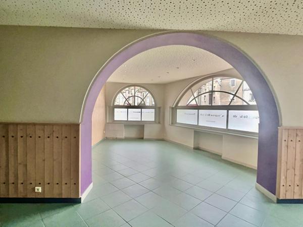 Sur la commune de Villeneuve sur Lot, ce local commercial d'une surface de 260 m2 avec parking à proximité n'attend que vous ! Idéalement situé au coeur de la Bastide, il se compose d'un sas d'entrée et de trois grandes salles. Vous y trouverez également , Villeneuve sur lot
