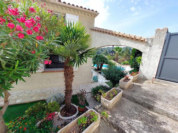 Villa La Seyne Sur Mer de 8 pièces de 221 m² avec piscine et garage sur un terrain de 886 m2