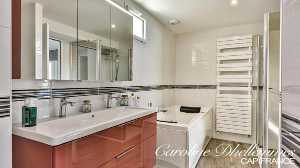 Maison contemporaine de 260M2 au DPE classé A, en plein quartier prisé de la Pironnière aux Sables d'Olonne !