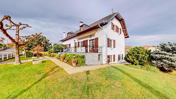 Située à Viodos-Abense-de-Bas à seulement 4mn de Mauléon, découvrez
cette charmante bâtisse Basque de 231m² habitable sur 3 niveaux édifiée 
sur une parcelle plate de 948m².

                - VISITE VIRTUELLE GRATUITE - SUR DEMANDE -

IMPORTANT : Possibilité d'acquérir en plus la parcelle constructible limitrophe de 959m².

Le RDC vous offre une belle entrée, une cuisine séparée de 26m² en accès 
direct sur une grande terrasse de 30m² en exposition Sud-Ouest, un séjour
avec sa cheminée, 3 chambres et une salle de bain.

À l'étage vous bénéficiez de 4 chambres, d'une cuisine séparée, d'une salle de bain +
douche, d'un WC ainsi que d'une belle pièce de 29m² pouvant servir de salon/
salle à manger ou salle de jeux.

Le sous-sol total de 159m² environ avec une double entrée, équipé également d'une cuisine 
et d'une douche, vous permettra de l'utiliser à votre guise (stationnement pour vos voitures, 
rangement, salle de jeux etc...).

Côté extérieur : Beau jardin plat et arboré entièrement clôturé, 2 terrasses, puits alimentant les WC
et machine à laver.

Côté technique : Assainissement collectif, chauffage au gaz, électricité et cheminée, 
production d'eau chaude par cumulus, huisserie bois, double ou survitrage.
Possibilité de raccordement à la fibre.

Les Plus : Secteur calme - Vue dégagée - Sous-sol pouvant servir à une activité artisanale 

Avec une remise au goût du jour intérieur, cette maison érigée avec des matériaux 
de qualité sera parfaite pour une belle vie de famille !

Je suis à votre écoute 7jours/7, je m'adapte à votre planning.