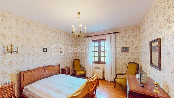 Située à Viodos-Abense-de-Bas à seulement 4mn de Mauléon, découvrez
cette charmante bâtisse Basque de 231m² habitable sur 3 niveaux édifiée 
sur une parcelle plate de 948m².

                - VISITE VIRTUELLE GRATUITE - SUR DEMANDE -

IMPORTANT : Possibilité d'acquérir en plus la parcelle constructible limitrophe de 959m².

Le RDC vous offre une belle entrée, une cuisine séparée de 26m² en accès 
direct sur une grande terrasse de 30m² en exposition Sud-Ouest, un séjour
avec sa cheminée, 3 chambres et une salle de bain.

À l'étage vous bénéficiez de 4 chambres, d'une cuisine séparée, d'une salle de bain +
douche, d'un WC ainsi que d'une belle pièce de 29m² pouvant servir de salon/
salle à manger ou salle de jeux.

Le sous-sol total de 159m² environ avec une double entrée, équipé également d'une cuisine 
et d'une douche, vous permettra de l'utiliser à votre guise (stationnement pour vos voitures, 
rangement, salle de jeux etc...).

Côté extérieur : Beau jardin plat et arboré entièrement clôturé, 2 terrasses, puits alimentant les WC
et machine à laver.

Côté technique : Assainissement collectif, chauffage au gaz, électricité et cheminée, 
production d'eau chaude par cumulus, huisserie bois, double ou survitrage.
Possibilité de raccordement à la fibre.

Les Plus : Secteur calme - Vue dégagée - Sous-sol pouvant servir à une activité artisanale 

Avec une remise au goût du jour intérieur, cette maison érigée avec des matériaux 
de qualité sera parfaite pour une belle vie de famille !

Je suis à votre écoute 7jours/7, je m'adapte à votre planning.
