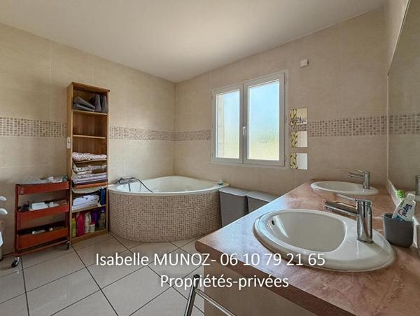Maison Plain pied F5 de 149 m2, DPE A, piscine, dépendances, panneaux solaires, jardin