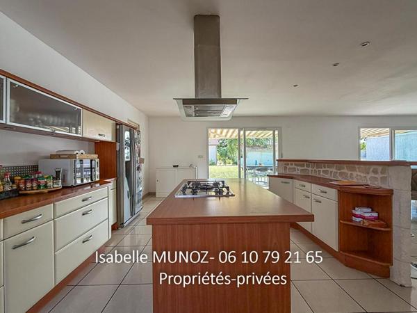 Maison Plain pied F5 de 149 m2, DPE A, piscine, dépendances, panneaux solaires, jardin