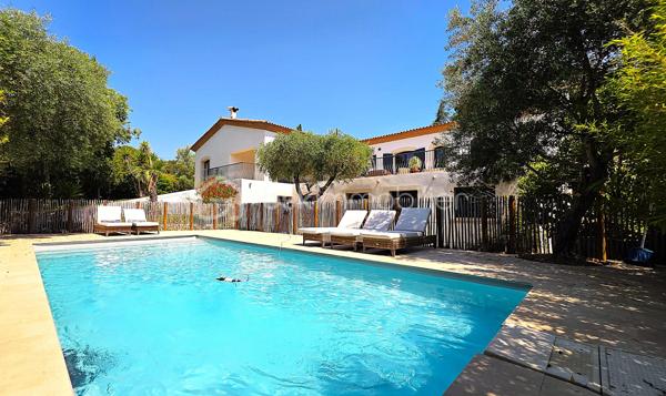 Baisse de prix - Située dans le très recherché quartier d’Aiguelongue à Montpellier dans une rue privée, cette villa rénovée de 320 m² offre un cadre de vie exceptionnel avec piscine, jardin paysager de plus de 1300m2 et un appartement T3 indépendant.
La maison séduit par ses beaux volumes répartis sur 2 niveaux, sa luminosité et son agencement idéal pour une grande famille ainsi que pour télétravailler : 
- une vaste pièce de vie d'environ 80m2 avec cuisine ouverte sur salle à manger et salon agrémenté d'une cheminée en pierres du Gard
-  8 chambres spacieuses avec placards,
- un bureau et une salle de jeux, 
- 5 salles d’eau dont une salle de bains et 6 WC, 
- un grand espace de buanderie, de nombreux  rangements ainsi qu'un vide sanitaire sur la roche d'environ 48m2, parfait pour créer une cave à vin.
À l’extérieur, une SUPERBE TERRASSE d’environ 90 m² surplombe le jardin méditerranéen et la piscine au sel Desjoyaux 9 x 3.50.
Un T3 d'environ 48m2 avec son entrée séparée au rez-de-jardin complète ce bien rare, offrant un POTENTIEL LOCATIF ou un espace idéal pour recevoir.
Prestations de qualité : climatisation gainable réversible, sols carrelés et parquets qualitatifs, menuiseries aluminium, isolation récente par les combles, rénovation complète, état général parfait.
Un bien de charme aux prestations soignées, dans un environnement privilégié à proximité des commerces, transports et commodités.
Contactez Dominique ROSSI pour organiser une visite de ce bien exceptionnel au O6 80 44 99 32