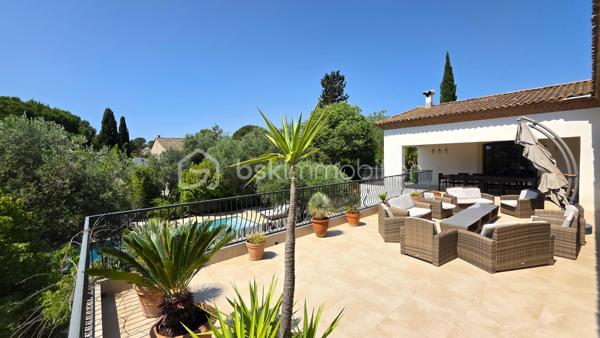 Baisse de prix - Située dans le très recherché quartier d’Aiguelongue à Montpellier dans une rue privée, cette villa rénovée de 320 m² offre un cadre de vie exceptionnel avec piscine, jardin paysager de plus de 1300m2 et un appartement T3 indépendant.
La maison séduit par ses beaux volumes répartis sur 2 niveaux, sa luminosité et son agencement idéal pour une grande famille ainsi que pour télétravailler : 
- une vaste pièce de vie d'environ 80m2 avec cuisine ouverte sur salle à manger et salon agrémenté d'une cheminée en pierres du Gard
-  8 chambres spacieuses avec placards,
- un bureau et une salle de jeux, 
- 5 salles d’eau dont une salle de bains et 6 WC, 
- un grand espace de buanderie, de nombreux  rangements ainsi qu'un vide sanitaire sur la roche d'environ 48m2, parfait pour créer une cave à vin.
À l’extérieur, une SUPERBE TERRASSE d’environ 90 m² surplombe le jardin méditerranéen et la piscine au sel Desjoyaux 9 x 3.50.
Un T3 d'environ 48m2 avec son entrée séparée au rez-de-jardin complète ce bien rare, offrant un POTENTIEL LOCATIF ou un espace idéal pour recevoir.
Prestations de qualité : climatisation gainable réversible, sols carrelés et parquets qualitatifs, menuiseries aluminium, isolation récente par les combles, rénovation complète, état général parfait.
Un bien de charme aux prestations soignées, dans un environnement privilégié à proximité des commerces, transports et commodités.
Contactez Dominique ROSSI pour organiser une visite de ce bien exceptionnel au O6 80 44 99 32