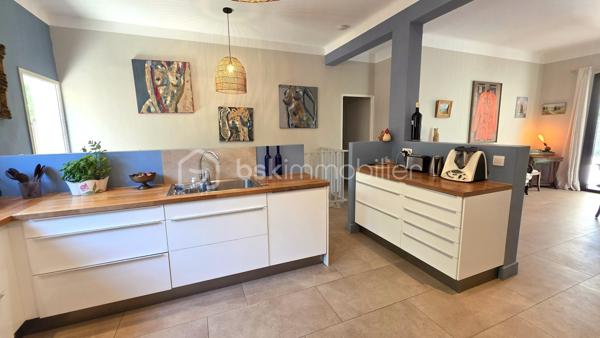 Baisse de prix - Située dans le très recherché quartier d’Aiguelongue à Montpellier dans une rue privée, cette villa rénovée de 320 m² offre un cadre de vie exceptionnel avec piscine, jardin paysager de plus de 1300m2 et un appartement T3 indépendant.
La maison séduit par ses beaux volumes répartis sur 2 niveaux, sa luminosité et son agencement idéal pour une grande famille ainsi que pour télétravailler : 
- une vaste pièce de vie d'environ 80m2 avec cuisine ouverte sur salle à manger et salon agrémenté d'une cheminée en pierres du Gard
-  8 chambres spacieuses avec placards,
- un bureau et une salle de jeux, 
- 5 salles d’eau dont une salle de bains et 6 WC, 
- un grand espace de buanderie, de nombreux  rangements ainsi qu'un vide sanitaire sur la roche d'environ 48m2, parfait pour créer une cave à vin.
À l’extérieur, une SUPERBE TERRASSE d’environ 90 m² surplombe le jardin méditerranéen et la piscine au sel Desjoyaux 9 x 3.50.
Un T3 d'environ 48m2 avec son entrée séparée au rez-de-jardin complète ce bien rare, offrant un POTENTIEL LOCATIF ou un espace idéal pour recevoir.
Prestations de qualité : climatisation gainable réversible, sols carrelés et parquets qualitatifs, menuiseries aluminium, isolation récente par les combles, rénovation complète, état général parfait.
Un bien de charme aux prestations soignées, dans un environnement privilégié à proximité des commerces, transports et commodités.
Contactez Dominique ROSSI pour organiser une visite de ce bien exceptionnel au O6 80 44 99 32
