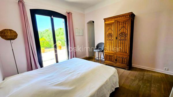Baisse de prix - Située dans le très recherché quartier d’Aiguelongue à Montpellier dans une rue privée, cette villa rénovée de 320 m² offre un cadre de vie exceptionnel avec piscine, jardin paysager de plus de 1300m2 et un appartement T3 indépendant.
La maison séduit par ses beaux volumes répartis sur 2 niveaux, sa luminosité et son agencement idéal pour une grande famille ainsi que pour télétravailler : 
- une vaste pièce de vie d'environ 80m2 avec cuisine ouverte sur salle à manger et salon agrémenté d'une cheminée en pierres du Gard
-  8 chambres spacieuses avec placards,
- un bureau et une salle de jeux, 
- 5 salles d’eau dont une salle de bains et 6 WC, 
- un grand espace de buanderie, de nombreux  rangements ainsi qu'un vide sanitaire sur la roche d'environ 48m2, parfait pour créer une cave à vin.
À l’extérieur, une SUPERBE TERRASSE d’environ 90 m² surplombe le jardin méditerranéen et la piscine au sel Desjoyaux 9 x 3.50.
Un T3 d'environ 48m2 avec son entrée séparée au rez-de-jardin complète ce bien rare, offrant un POTENTIEL LOCATIF ou un espace idéal pour recevoir.
Prestations de qualité : climatisation gainable réversible, sols carrelés et parquets qualitatifs, menuiseries aluminium, isolation récente par les combles, rénovation complète, état général parfait.
Un bien de charme aux prestations soignées, dans un environnement privilégié à proximité des commerces, transports et commodités.
Contactez Dominique ROSSI pour organiser une visite de ce bien exceptionnel au O6 80 44 99 32