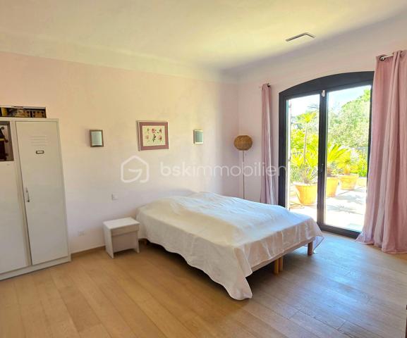 Baisse de prix - Située dans le très recherché quartier d’Aiguelongue à Montpellier dans une rue privée, cette villa rénovée de 320 m² offre un cadre de vie exceptionnel avec piscine, jardin paysager de plus de 1300m2 et un appartement T3 indépendant.
La maison séduit par ses beaux volumes répartis sur 2 niveaux, sa luminosité et son agencement idéal pour une grande famille ainsi que pour télétravailler : 
- une vaste pièce de vie d'environ 80m2 avec cuisine ouverte sur salle à manger et salon agrémenté d'une cheminée en pierres du Gard
-  8 chambres spacieuses avec placards,
- un bureau et une salle de jeux, 
- 5 salles d’eau dont une salle de bains et 6 WC, 
- un grand espace de buanderie, de nombreux  rangements ainsi qu'un vide sanitaire sur la roche d'environ 48m2, parfait pour créer une cave à vin.
À l’extérieur, une SUPERBE TERRASSE d’environ 90 m² surplombe le jardin méditerranéen et la piscine au sel Desjoyaux 9 x 3.50.
Un T3 d'environ 48m2 avec son entrée séparée au rez-de-jardin complète ce bien rare, offrant un POTENTIEL LOCATIF ou un espace idéal pour recevoir.
Prestations de qualité : climatisation gainable réversible, sols carrelés et parquets qualitatifs, menuiseries aluminium, isolation récente par les combles, rénovation complète, état général parfait.
Un bien de charme aux prestations soignées, dans un environnement privilégié à proximité des commerces, transports et commodités.
Contactez Dominique ROSSI pour organiser une visite de ce bien exceptionnel au O6 80 44 99 32