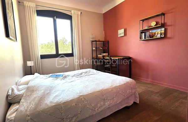 Baisse de prix - Située dans le très recherché quartier d’Aiguelongue à Montpellier dans une rue privée, cette villa rénovée de 320 m² offre un cadre de vie exceptionnel avec piscine, jardin paysager de plus de 1300m2 et un appartement T3 indépendant.
La maison séduit par ses beaux volumes répartis sur 2 niveaux, sa luminosité et son agencement idéal pour une grande famille ainsi que pour télétravailler : 
- une vaste pièce de vie d'environ 80m2 avec cuisine ouverte sur salle à manger et salon agrémenté d'une cheminée en pierres du Gard
-  8 chambres spacieuses avec placards,
- un bureau et une salle de jeux, 
- 5 salles d’eau dont une salle de bains et 6 WC, 
- un grand espace de buanderie, de nombreux  rangements ainsi qu'un vide sanitaire sur la roche d'environ 48m2, parfait pour créer une cave à vin.
À l’extérieur, une SUPERBE TERRASSE d’environ 90 m² surplombe le jardin méditerranéen et la piscine au sel Desjoyaux 9 x 3.50.
Un T3 d'environ 48m2 avec son entrée séparée au rez-de-jardin complète ce bien rare, offrant un POTENTIEL LOCATIF ou un espace idéal pour recevoir.
Prestations de qualité : climatisation gainable réversible, sols carrelés et parquets qualitatifs, menuiseries aluminium, isolation récente par les combles, rénovation complète, état général parfait.
Un bien de charme aux prestations soignées, dans un environnement privilégié à proximité des commerces, transports et commodités.
Contactez Dominique ROSSI pour organiser une visite de ce bien exceptionnel au O6 80 44 99 32