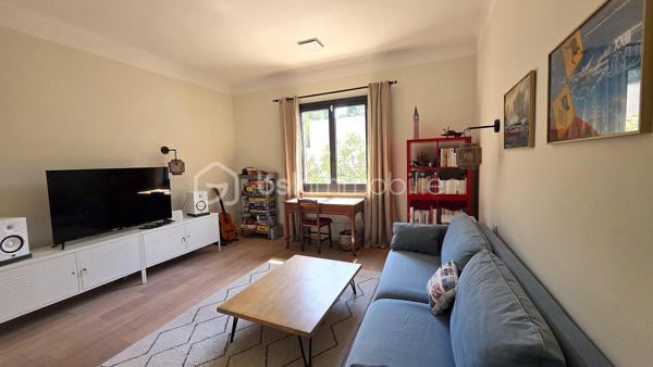 Baisse de prix - Située dans le très recherché quartier d’Aiguelongue à Montpellier dans une rue privée, cette villa rénovée de 320 m² offre un cadre de vie exceptionnel avec piscine, jardin paysager de plus de 1300m2 et un appartement T3 indépendant.
La maison séduit par ses beaux volumes répartis sur 2 niveaux, sa luminosité et son agencement idéal pour une grande famille ainsi que pour télétravailler : 
- une vaste pièce de vie d'environ 80m2 avec cuisine ouverte sur salle à manger et salon agrémenté d'une cheminée en pierres du Gard
-  8 chambres spacieuses avec placards,
- un bureau et une salle de jeux, 
- 5 salles d’eau dont une salle de bains et 6 WC, 
- un grand espace de buanderie, de nombreux  rangements ainsi qu'un vide sanitaire sur la roche d'environ 48m2, parfait pour créer une cave à vin.
À l’extérieur, une SUPERBE TERRASSE d’environ 90 m² surplombe le jardin méditerranéen et la piscine au sel Desjoyaux 9 x 3.50.
Un T3 d'environ 48m2 avec son entrée séparée au rez-de-jardin complète ce bien rare, offrant un POTENTIEL LOCATIF ou un espace idéal pour recevoir.
Prestations de qualité : climatisation gainable réversible, sols carrelés et parquets qualitatifs, menuiseries aluminium, isolation récente par les combles, rénovation complète, état général parfait.
Un bien de charme aux prestations soignées, dans un environnement privilégié à proximité des commerces, transports et commodités.
Contactez Dominique ROSSI pour organiser une visite de ce bien exceptionnel au O6 80 44 99 32