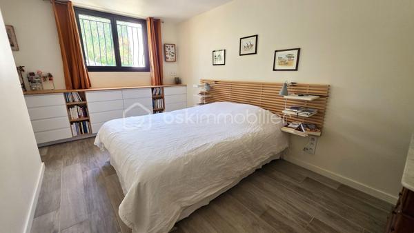 Baisse de prix - Située dans le très recherché quartier d’Aiguelongue à Montpellier dans une rue privée, cette villa rénovée de 320 m² offre un cadre de vie exceptionnel avec piscine, jardin paysager de plus de 1300m2 et un appartement T3 indépendant.
La maison séduit par ses beaux volumes répartis sur 2 niveaux, sa luminosité et son agencement idéal pour une grande famille ainsi que pour télétravailler : 
- une vaste pièce de vie d'environ 80m2 avec cuisine ouverte sur salle à manger et salon agrémenté d'une cheminée en pierres du Gard
-  8 chambres spacieuses avec placards,
- un bureau et une salle de jeux, 
- 5 salles d’eau dont une salle de bains et 6 WC, 
- un grand espace de buanderie, de nombreux  rangements ainsi qu'un vide sanitaire sur la roche d'environ 48m2, parfait pour créer une cave à vin.
À l’extérieur, une SUPERBE TERRASSE d’environ 90 m² surplombe le jardin méditerranéen et la piscine au sel Desjoyaux 9 x 3.50.
Un T3 d'environ 48m2 avec son entrée séparée au rez-de-jardin complète ce bien rare, offrant un POTENTIEL LOCATIF ou un espace idéal pour recevoir.
Prestations de qualité : climatisation gainable réversible, sols carrelés et parquets qualitatifs, menuiseries aluminium, isolation récente par les combles, rénovation complète, état général parfait.
Un bien de charme aux prestations soignées, dans un environnement privilégié à proximité des commerces, transports et commodités.
Contactez Dominique ROSSI pour organiser une visite de ce bien exceptionnel au O6 80 44 99 32