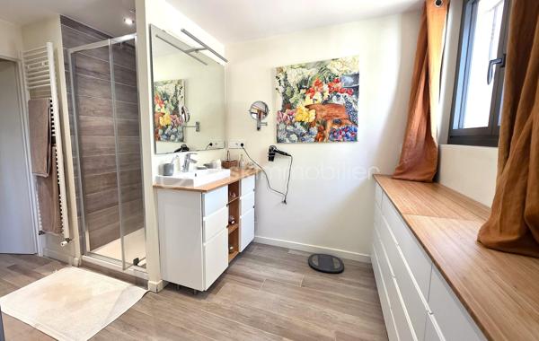 Baisse de prix - Située dans le très recherché quartier d’Aiguelongue à Montpellier dans une rue privée, cette villa rénovée de 320 m² offre un cadre de vie exceptionnel avec piscine, jardin paysager de plus de 1300m2 et un appartement T3 indépendant.
La maison séduit par ses beaux volumes répartis sur 2 niveaux, sa luminosité et son agencement idéal pour une grande famille ainsi que pour télétravailler : 
- une vaste pièce de vie d'environ 80m2 avec cuisine ouverte sur salle à manger et salon agrémenté d'une cheminée en pierres du Gard
-  8 chambres spacieuses avec placards,
- un bureau et une salle de jeux, 
- 5 salles d’eau dont une salle de bains et 6 WC, 
- un grand espace de buanderie, de nombreux  rangements ainsi qu'un vide sanitaire sur la roche d'environ 48m2, parfait pour créer une cave à vin.
À l’extérieur, une SUPERBE TERRASSE d’environ 90 m² surplombe le jardin méditerranéen et la piscine au sel Desjoyaux 9 x 3.50.
Un T3 d'environ 48m2 avec son entrée séparée au rez-de-jardin complète ce bien rare, offrant un POTENTIEL LOCATIF ou un espace idéal pour recevoir.
Prestations de qualité : climatisation gainable réversible, sols carrelés et parquets qualitatifs, menuiseries aluminium, isolation récente par les combles, rénovation complète, état général parfait.
Un bien de charme aux prestations soignées, dans un environnement privilégié à proximité des commerces, transports et commodités.
Contactez Dominique ROSSI pour organiser une visite de ce bien exceptionnel au O6 80 44 99 32