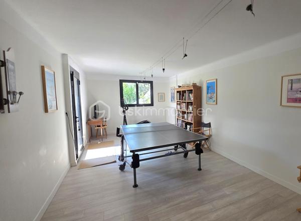 Baisse de prix - Située dans le très recherché quartier d’Aiguelongue à Montpellier dans une rue privée, cette villa rénovée de 320 m² offre un cadre de vie exceptionnel avec piscine, jardin paysager de plus de 1300m2 et un appartement T3 indépendant.
La maison séduit par ses beaux volumes répartis sur 2 niveaux, sa luminosité et son agencement idéal pour une grande famille ainsi que pour télétravailler : 
- une vaste pièce de vie d'environ 80m2 avec cuisine ouverte sur salle à manger et salon agrémenté d'une cheminée en pierres du Gard
-  8 chambres spacieuses avec placards,
- un bureau et une salle de jeux, 
- 5 salles d’eau dont une salle de bains et 6 WC, 
- un grand espace de buanderie, de nombreux  rangements ainsi qu'un vide sanitaire sur la roche d'environ 48m2, parfait pour créer une cave à vin.
À l’extérieur, une SUPERBE TERRASSE d’environ 90 m² surplombe le jardin méditerranéen et la piscine au sel Desjoyaux 9 x 3.50.
Un T3 d'environ 48m2 avec son entrée séparée au rez-de-jardin complète ce bien rare, offrant un POTENTIEL LOCATIF ou un espace idéal pour recevoir.
Prestations de qualité : climatisation gainable réversible, sols carrelés et parquets qualitatifs, menuiseries aluminium, isolation récente par les combles, rénovation complète, état général parfait.
Un bien de charme aux prestations soignées, dans un environnement privilégié à proximité des commerces, transports et commodités.
Contactez Dominique ROSSI pour organiser une visite de ce bien exceptionnel au O6 80 44 99 32