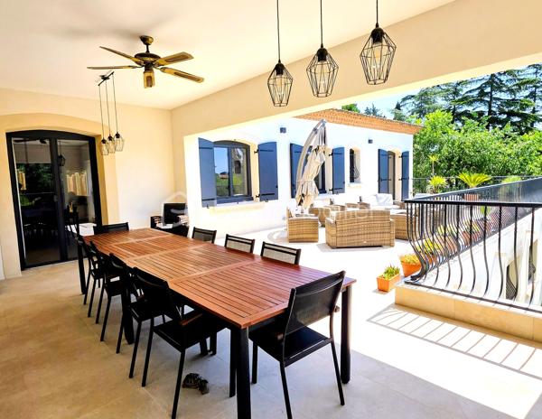 Baisse de prix - Située dans le très recherché quartier d’Aiguelongue à Montpellier dans une rue privée, cette villa rénovée de 320 m² offre un cadre de vie exceptionnel avec piscine, jardin paysager de plus de 1300m2 et un appartement T3 indépendant.
La maison séduit par ses beaux volumes répartis sur 2 niveaux, sa luminosité et son agencement idéal pour une grande famille ainsi que pour télétravailler : 
- une vaste pièce de vie d'environ 80m2 avec cuisine ouverte sur salle à manger et salon agrémenté d'une cheminée en pierres du Gard
-  8 chambres spacieuses avec placards,
- un bureau et une salle de jeux, 
- 5 salles d’eau dont une salle de bains et 6 WC, 
- un grand espace de buanderie, de nombreux  rangements ainsi qu'un vide sanitaire sur la roche d'environ 48m2, parfait pour créer une cave à vin.
À l’extérieur, une SUPERBE TERRASSE d’environ 90 m² surplombe le jardin méditerranéen et la piscine au sel Desjoyaux 9 x 3.50.
Un T3 d'environ 48m2 avec son entrée séparée au rez-de-jardin complète ce bien rare, offrant un POTENTIEL LOCATIF ou un espace idéal pour recevoir.
Prestations de qualité : climatisation gainable réversible, sols carrelés et parquets qualitatifs, menuiseries aluminium, isolation récente par les combles, rénovation complète, état général parfait.
Un bien de charme aux prestations soignées, dans un environnement privilégié à proximité des commerces, transports et commodités.
Contactez Dominique ROSSI pour organiser une visite de ce bien exceptionnel au O6 80 44 99 32