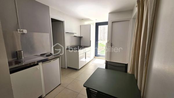 Baisse de prix - Située dans le très recherché quartier d’Aiguelongue à Montpellier dans une rue privée, cette villa rénovée de 320 m² offre un cadre de vie exceptionnel avec piscine, jardin paysager de plus de 1300m2 et un appartement T3 indépendant.
La maison séduit par ses beaux volumes répartis sur 2 niveaux, sa luminosité et son agencement idéal pour une grande famille ainsi que pour télétravailler : 
- une vaste pièce de vie d'environ 80m2 avec cuisine ouverte sur salle à manger et salon agrémenté d'une cheminée en pierres du Gard
-  8 chambres spacieuses avec placards,
- un bureau et une salle de jeux, 
- 5 salles d’eau dont une salle de bains et 6 WC, 
- un grand espace de buanderie, de nombreux  rangements ainsi qu'un vide sanitaire sur la roche d'environ 48m2, parfait pour créer une cave à vin.
À l’extérieur, une SUPERBE TERRASSE d’environ 90 m² surplombe le jardin méditerranéen et la piscine au sel Desjoyaux 9 x 3.50.
Un T3 d'environ 48m2 avec son entrée séparée au rez-de-jardin complète ce bien rare, offrant un POTENTIEL LOCATIF ou un espace idéal pour recevoir.
Prestations de qualité : climatisation gainable réversible, sols carrelés et parquets qualitatifs, menuiseries aluminium, isolation récente par les combles, rénovation complète, état général parfait.
Un bien de charme aux prestations soignées, dans un environnement privilégié à proximité des commerces, transports et commodités.
Contactez Dominique ROSSI pour organiser une visite de ce bien exceptionnel au O6 80 44 99 32