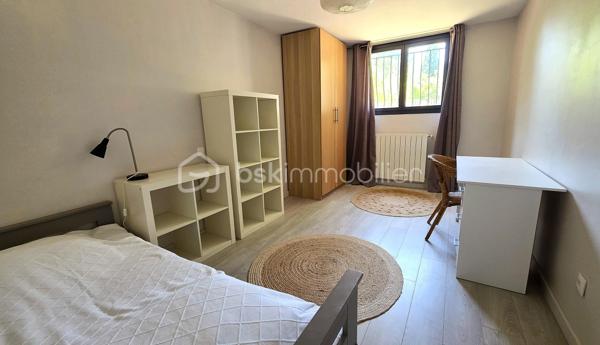 Baisse de prix - Située dans le très recherché quartier d’Aiguelongue à Montpellier dans une rue privée, cette villa rénovée de 320 m² offre un cadre de vie exceptionnel avec piscine, jardin paysager de plus de 1300m2 et un appartement T3 indépendant.
La maison séduit par ses beaux volumes répartis sur 2 niveaux, sa luminosité et son agencement idéal pour une grande famille ainsi que pour télétravailler : 
- une vaste pièce de vie d'environ 80m2 avec cuisine ouverte sur salle à manger et salon agrémenté d'une cheminée en pierres du Gard
-  8 chambres spacieuses avec placards,
- un bureau et une salle de jeux, 
- 5 salles d’eau dont une salle de bains et 6 WC, 
- un grand espace de buanderie, de nombreux  rangements ainsi qu'un vide sanitaire sur la roche d'environ 48m2, parfait pour créer une cave à vin.
À l’extérieur, une SUPERBE TERRASSE d’environ 90 m² surplombe le jardin méditerranéen et la piscine au sel Desjoyaux 9 x 3.50.
Un T3 d'environ 48m2 avec son entrée séparée au rez-de-jardin complète ce bien rare, offrant un POTENTIEL LOCATIF ou un espace idéal pour recevoir.
Prestations de qualité : climatisation gainable réversible, sols carrelés et parquets qualitatifs, menuiseries aluminium, isolation récente par les combles, rénovation complète, état général parfait.
Un bien de charme aux prestations soignées, dans un environnement privilégié à proximité des commerces, transports et commodités.
Contactez Dominique ROSSI pour organiser une visite de ce bien exceptionnel au O6 80 44 99 32