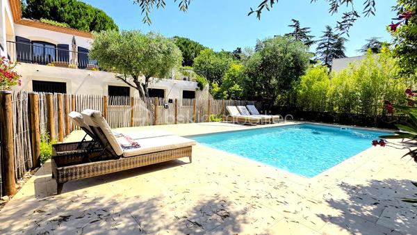Baisse de prix - Située dans le très recherché quartier d’Aiguelongue à Montpellier dans une rue privée, cette villa rénovée de 320 m² offre un cadre de vie exceptionnel avec piscine, jardin paysager de plus de 1300m2 et un appartement T3 indépendant.
La maison séduit par ses beaux volumes répartis sur 2 niveaux, sa luminosité et son agencement idéal pour une grande famille ainsi que pour télétravailler : 
- une vaste pièce de vie d'environ 80m2 avec cuisine ouverte sur salle à manger et salon agrémenté d'une cheminée en pierres du Gard
-  8 chambres spacieuses avec placards,
- un bureau et une salle de jeux, 
- 5 salles d’eau dont une salle de bains et 6 WC, 
- un grand espace de buanderie, de nombreux  rangements ainsi qu'un vide sanitaire sur la roche d'environ 48m2, parfait pour créer une cave à vin.
À l’extérieur, une SUPERBE TERRASSE d’environ 90 m² surplombe le jardin méditerranéen et la piscine au sel Desjoyaux 9 x 3.50.
Un T3 d'environ 48m2 avec son entrée séparée au rez-de-jardin complète ce bien rare, offrant un POTENTIEL LOCATIF ou un espace idéal pour recevoir.
Prestations de qualité : climatisation gainable réversible, sols carrelés et parquets qualitatifs, menuiseries aluminium, isolation récente par les combles, rénovation complète, état général parfait.
Un bien de charme aux prestations soignées, dans un environnement privilégié à proximité des commerces, transports et commodités.
Contactez Dominique ROSSI pour organiser une visite de ce bien exceptionnel au O6 80 44 99 32