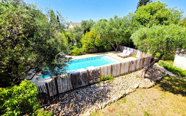 Baisse de prix - Située dans le très recherché quartier d’Aiguelongue à Montpellier dans une rue privée, cette villa rénovée de 320 m² offre un cadre de vie exceptionnel avec piscine, jardin paysager de plus de 1300m2 et un appartement T3 indépendant.
La maison séduit par ses beaux volumes répartis sur 2 niveaux, sa luminosité et son agencement idéal pour une grande famille ainsi que pour télétravailler : 
- une vaste pièce de vie d'environ 80m2 avec cuisine ouverte sur salle à manger et salon agrémenté d'une cheminée en pierres du Gard
-  8 chambres spacieuses avec placards,
- un bureau et une salle de jeux, 
- 5 salles d’eau dont une salle de bains et 6 WC, 
- un grand espace de buanderie, de nombreux  rangements ainsi qu'un vide sanitaire sur la roche d'environ 48m2, parfait pour créer une cave à vin.
À l’extérieur, une SUPERBE TERRASSE d’environ 90 m² surplombe le jardin méditerranéen et la piscine au sel Desjoyaux 9 x 3.50.
Un T3 d'environ 48m2 avec son entrée séparée au rez-de-jardin complète ce bien rare, offrant un POTENTIEL LOCATIF ou un espace idéal pour recevoir.
Prestations de qualité : climatisation gainable réversible, sols carrelés et parquets qualitatifs, menuiseries aluminium, isolation récente par les combles, rénovation complète, état général parfait.
Un bien de charme aux prestations soignées, dans un environnement privilégié à proximité des commerces, transports et commodités.
Contactez Dominique ROSSI pour organiser une visite de ce bien exceptionnel au O6 80 44 99 32