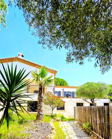 Baisse de prix - Située dans le très recherché quartier d’Aiguelongue à Montpellier dans une rue privée, cette villa rénovée de 320 m² offre un cadre de vie exceptionnel avec piscine, jardin paysager de plus de 1300m2 et un appartement T3 indépendant.
La maison séduit par ses beaux volumes répartis sur 2 niveaux, sa luminosité et son agencement idéal pour une grande famille ainsi que pour télétravailler : 
- une vaste pièce de vie d'environ 80m2 avec cuisine ouverte sur salle à manger et salon agrémenté d'une cheminée en pierres du Gard
-  8 chambres spacieuses avec placards,
- un bureau et une salle de jeux, 
- 5 salles d’eau dont une salle de bains et 6 WC, 
- un grand espace de buanderie, de nombreux  rangements ainsi qu'un vide sanitaire sur la roche d'environ 48m2, parfait pour créer une cave à vin.
À l’extérieur, une SUPERBE TERRASSE d’environ 90 m² surplombe le jardin méditerranéen et la piscine au sel Desjoyaux 9 x 3.50.
Un T3 d'environ 48m2 avec son entrée séparée au rez-de-jardin complète ce bien rare, offrant un POTENTIEL LOCATIF ou un espace idéal pour recevoir.
Prestations de qualité : climatisation gainable réversible, sols carrelés et parquets qualitatifs, menuiseries aluminium, isolation récente par les combles, rénovation complète, état général parfait.
Un bien de charme aux prestations soignées, dans un environnement privilégié à proximité des commerces, transports et commodités.
Contactez Dominique ROSSI pour organiser une visite de ce bien exceptionnel au O6 80 44 99 32