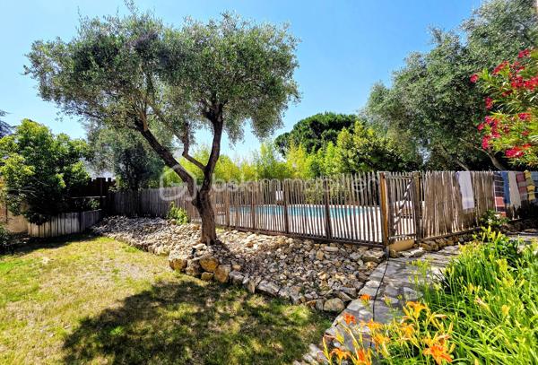 Baisse de prix - Située dans le très recherché quartier d’Aiguelongue à Montpellier dans une rue privée, cette villa rénovée de 320 m² offre un cadre de vie exceptionnel avec piscine, jardin paysager de plus de 1300m2 et un appartement T3 indépendant.
La maison séduit par ses beaux volumes répartis sur 2 niveaux, sa luminosité et son agencement idéal pour une grande famille ainsi que pour télétravailler : 
- une vaste pièce de vie d'environ 80m2 avec cuisine ouverte sur salle à manger et salon agrémenté d'une cheminée en pierres du Gard
-  8 chambres spacieuses avec placards,
- un bureau et une salle de jeux, 
- 5 salles d’eau dont une salle de bains et 6 WC, 
- un grand espace de buanderie, de nombreux  rangements ainsi qu'un vide sanitaire sur la roche d'environ 48m2, parfait pour créer une cave à vin.
À l’extérieur, une SUPERBE TERRASSE d’environ 90 m² surplombe le jardin méditerranéen et la piscine au sel Desjoyaux 9 x 3.50.
Un T3 d'environ 48m2 avec son entrée séparée au rez-de-jardin complète ce bien rare, offrant un POTENTIEL LOCATIF ou un espace idéal pour recevoir.
Prestations de qualité : climatisation gainable réversible, sols carrelés et parquets qualitatifs, menuiseries aluminium, isolation récente par les combles, rénovation complète, état général parfait.
Un bien de charme aux prestations soignées, dans un environnement privilégié à proximité des commerces, transports et commodités.
Contactez Dominique ROSSI pour organiser une visite de ce bien exceptionnel au O6 80 44 99 32