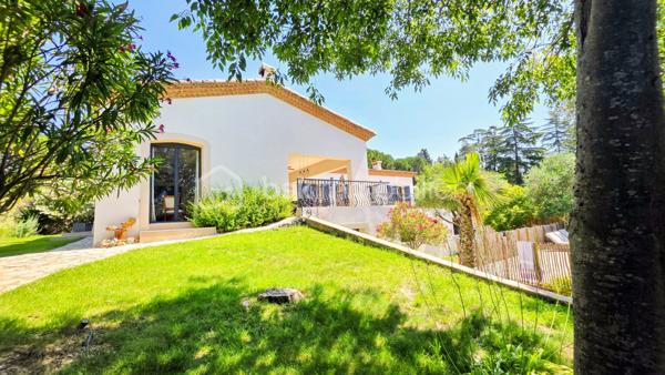 Baisse de prix - Située dans le très recherché quartier d’Aiguelongue à Montpellier dans une rue privée, cette villa rénovée de 320 m² offre un cadre de vie exceptionnel avec piscine, jardin paysager de plus de 1300m2 et un appartement T3 indépendant.
La maison séduit par ses beaux volumes répartis sur 2 niveaux, sa luminosité et son agencement idéal pour une grande famille ainsi que pour télétravailler : 
- une vaste pièce de vie d'environ 80m2 avec cuisine ouverte sur salle à manger et salon agrémenté d'une cheminée en pierres du Gard
-  8 chambres spacieuses avec placards,
- un bureau et une salle de jeux, 
- 5 salles d’eau dont une salle de bains et 6 WC, 
- un grand espace de buanderie, de nombreux  rangements ainsi qu'un vide sanitaire sur la roche d'environ 48m2, parfait pour créer une cave à vin.
À l’extérieur, une SUPERBE TERRASSE d’environ 90 m² surplombe le jardin méditerranéen et la piscine au sel Desjoyaux 9 x 3.50.
Un T3 d'environ 48m2 avec son entrée séparée au rez-de-jardin complète ce bien rare, offrant un POTENTIEL LOCATIF ou un espace idéal pour recevoir.
Prestations de qualité : climatisation gainable réversible, sols carrelés et parquets qualitatifs, menuiseries aluminium, isolation récente par les combles, rénovation complète, état général parfait.
Un bien de charme aux prestations soignées, dans un environnement privilégié à proximité des commerces, transports et commodités.
Contactez Dominique ROSSI pour organiser une visite de ce bien exceptionnel au O6 80 44 99 32