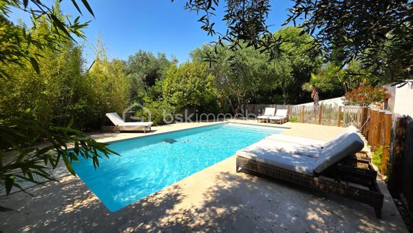 Baisse de prix - Située dans le très recherché quartier d’Aiguelongue à Montpellier dans une rue privée, cette villa rénovée de 320 m² offre un cadre de vie exceptionnel avec piscine, jardin paysager de plus de 1300m2 et un appartement T3 indépendant.
La maison séduit par ses beaux volumes répartis sur 2 niveaux, sa luminosité et son agencement idéal pour une grande famille ainsi que pour télétravailler : 
- une vaste pièce de vie d'environ 80m2 avec cuisine ouverte sur salle à manger et salon agrémenté d'une cheminée en pierres du Gard
-  8 chambres spacieuses avec placards,
- un bureau et une salle de jeux, 
- 5 salles d’eau dont une salle de bains et 6 WC, 
- un grand espace de buanderie, de nombreux  rangements ainsi qu'un vide sanitaire sur la roche d'environ 48m2, parfait pour créer une cave à vin.
À l’extérieur, une SUPERBE TERRASSE d’environ 90 m² surplombe le jardin méditerranéen et la piscine au sel Desjoyaux 9 x 3.50.
Un T3 d'environ 48m2 avec son entrée séparée au rez-de-jardin complète ce bien rare, offrant un POTENTIEL LOCATIF ou un espace idéal pour recevoir.
Prestations de qualité : climatisation gainable réversible, sols carrelés et parquets qualitatifs, menuiseries aluminium, isolation récente par les combles, rénovation complète, état général parfait.
Un bien de charme aux prestations soignées, dans un environnement privilégié à proximité des commerces, transports et commodités.
Contactez Dominique ROSSI pour organiser une visite de ce bien exceptionnel au O6 80 44 99 32