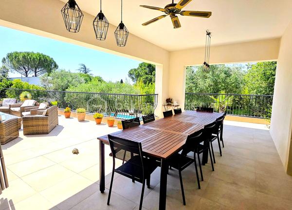 Baisse de prix - Située dans le très recherché quartier d’Aiguelongue à Montpellier dans une rue privée, cette villa rénovée de 320 m² offre un cadre de vie exceptionnel avec piscine, jardin paysager de plus de 1300m2 et un appartement T3 indépendant.
La maison séduit par ses beaux volumes répartis sur 2 niveaux, sa luminosité et son agencement idéal pour une grande famille ainsi que pour télétravailler : 
- une vaste pièce de vie d'environ 80m2 avec cuisine ouverte sur salle à manger et salon agrémenté d'une cheminée en pierres du Gard
-  8 chambres spacieuses avec placards,
- un bureau et une salle de jeux, 
- 5 salles d’eau dont une salle de bains et 6 WC, 
- un grand espace de buanderie, de nombreux  rangements ainsi qu'un vide sanitaire sur la roche d'environ 48m2, parfait pour créer une cave à vin.
À l’extérieur, une SUPERBE TERRASSE d’environ 90 m² surplombe le jardin méditerranéen et la piscine au sel Desjoyaux 9 x 3.50.
Un T3 d'environ 48m2 avec son entrée séparée au rez-de-jardin complète ce bien rare, offrant un POTENTIEL LOCATIF ou un espace idéal pour recevoir.
Prestations de qualité : climatisation gainable réversible, sols carrelés et parquets qualitatifs, menuiseries aluminium, isolation récente par les combles, rénovation complète, état général parfait.
Un bien de charme aux prestations soignées, dans un environnement privilégié à proximité des commerces, transports et commodités.
Contactez Dominique ROSSI pour organiser une visite de ce bien exceptionnel au O6 80 44 99 32