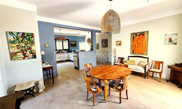 Baisse de prix - Située dans le très recherché quartier d’Aiguelongue à Montpellier dans une rue privée, cette villa rénovée de 320 m² offre un cadre de vie exceptionnel avec piscine, jardin paysager de plus de 1300m2 et un appartement T3 indépendant.
La maison séduit par ses beaux volumes répartis sur 2 niveaux, sa luminosité et son agencement idéal pour une grande famille ainsi que pour télétravailler : 
- une vaste pièce de vie d'environ 80m2 avec cuisine ouverte sur salle à manger et salon agrémenté d'une cheminée en pierres du Gard
-  8 chambres spacieuses avec placards,
- un bureau et une salle de jeux, 
- 5 salles d’eau dont une salle de bains et 6 WC, 
- un grand espace de buanderie, de nombreux  rangements ainsi qu'un vide sanitaire sur la roche d'environ 48m2, parfait pour créer une cave à vin.
À l’extérieur, une SUPERBE TERRASSE d’environ 90 m² surplombe le jardin méditerranéen et la piscine au sel Desjoyaux 9 x 3.50.
Un T3 d'environ 48m2 avec son entrée séparée au rez-de-jardin complète ce bien rare, offrant un POTENTIEL LOCATIF ou un espace idéal pour recevoir.
Prestations de qualité : climatisation gainable réversible, sols carrelés et parquets qualitatifs, menuiseries aluminium, isolation récente par les combles, rénovation complète, état général parfait.
Un bien de charme aux prestations soignées, dans un environnement privilégié à proximité des commerces, transports et commodités.
Contactez Dominique ROSSI pour organiser une visite de ce bien exceptionnel au O6 80 44 99 32