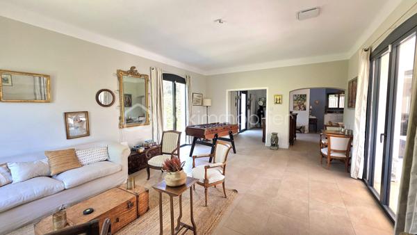 Baisse de prix - Située dans le très recherché quartier d’Aiguelongue à Montpellier dans une rue privée, cette villa rénovée de 320 m² offre un cadre de vie exceptionnel avec piscine, jardin paysager de plus de 1300m2 et un appartement T3 indépendant.
La maison séduit par ses beaux volumes répartis sur 2 niveaux, sa luminosité et son agencement idéal pour une grande famille ainsi que pour télétravailler : 
- une vaste pièce de vie d'environ 80m2 avec cuisine ouverte sur salle à manger et salon agrémenté d'une cheminée en pierres du Gard
-  8 chambres spacieuses avec placards,
- un bureau et une salle de jeux, 
- 5 salles d’eau dont une salle de bains et 6 WC, 
- un grand espace de buanderie, de nombreux  rangements ainsi qu'un vide sanitaire sur la roche d'environ 48m2, parfait pour créer une cave à vin.
À l’extérieur, une SUPERBE TERRASSE d’environ 90 m² surplombe le jardin méditerranéen et la piscine au sel Desjoyaux 9 x 3.50.
Un T3 d'environ 48m2 avec son entrée séparée au rez-de-jardin complète ce bien rare, offrant un POTENTIEL LOCATIF ou un espace idéal pour recevoir.
Prestations de qualité : climatisation gainable réversible, sols carrelés et parquets qualitatifs, menuiseries aluminium, isolation récente par les combles, rénovation complète, état général parfait.
Un bien de charme aux prestations soignées, dans un environnement privilégié à proximité des commerces, transports et commodités.
Contactez Dominique ROSSI pour organiser une visite de ce bien exceptionnel au O6 80 44 99 32