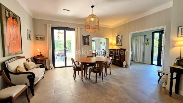 Baisse de prix - Située dans le très recherché quartier d’Aiguelongue à Montpellier dans une rue privée, cette villa rénovée de 320 m² offre un cadre de vie exceptionnel avec piscine, jardin paysager de plus de 1300m2 et un appartement T3 indépendant.
La maison séduit par ses beaux volumes répartis sur 2 niveaux, sa luminosité et son agencement idéal pour une grande famille ainsi que pour télétravailler : 
- une vaste pièce de vie d'environ 80m2 avec cuisine ouverte sur salle à manger et salon agrémenté d'une cheminée en pierres du Gard
-  8 chambres spacieuses avec placards,
- un bureau et une salle de jeux, 
- 5 salles d’eau dont une salle de bains et 6 WC, 
- un grand espace de buanderie, de nombreux  rangements ainsi qu'un vide sanitaire sur la roche d'environ 48m2, parfait pour créer une cave à vin.
À l’extérieur, une SUPERBE TERRASSE d’environ 90 m² surplombe le jardin méditerranéen et la piscine au sel Desjoyaux 9 x 3.50.
Un T3 d'environ 48m2 avec son entrée séparée au rez-de-jardin complète ce bien rare, offrant un POTENTIEL LOCATIF ou un espace idéal pour recevoir.
Prestations de qualité : climatisation gainable réversible, sols carrelés et parquets qualitatifs, menuiseries aluminium, isolation récente par les combles, rénovation complète, état général parfait.
Un bien de charme aux prestations soignées, dans un environnement privilégié à proximité des commerces, transports et commodités.
Contactez Dominique ROSSI pour organiser une visite de ce bien exceptionnel au O6 80 44 99 32