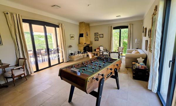 Baisse de prix - Située dans le très recherché quartier d’Aiguelongue à Montpellier dans une rue privée, cette villa rénovée de 320 m² offre un cadre de vie exceptionnel avec piscine, jardin paysager de plus de 1300m2 et un appartement T3 indépendant.
La maison séduit par ses beaux volumes répartis sur 2 niveaux, sa luminosité et son agencement idéal pour une grande famille ainsi que pour télétravailler : 
- une vaste pièce de vie d'environ 80m2 avec cuisine ouverte sur salle à manger et salon agrémenté d'une cheminée en pierres du Gard
-  8 chambres spacieuses avec placards,
- un bureau et une salle de jeux, 
- 5 salles d’eau dont une salle de bains et 6 WC, 
- un grand espace de buanderie, de nombreux  rangements ainsi qu'un vide sanitaire sur la roche d'environ 48m2, parfait pour créer une cave à vin.
À l’extérieur, une SUPERBE TERRASSE d’environ 90 m² surplombe le jardin méditerranéen et la piscine au sel Desjoyaux 9 x 3.50.
Un T3 d'environ 48m2 avec son entrée séparée au rez-de-jardin complète ce bien rare, offrant un POTENTIEL LOCATIF ou un espace idéal pour recevoir.
Prestations de qualité : climatisation gainable réversible, sols carrelés et parquets qualitatifs, menuiseries aluminium, isolation récente par les combles, rénovation complète, état général parfait.
Un bien de charme aux prestations soignées, dans un environnement privilégié à proximité des commerces, transports et commodités.
Contactez Dominique ROSSI pour organiser une visite de ce bien exceptionnel au O6 80 44 99 32