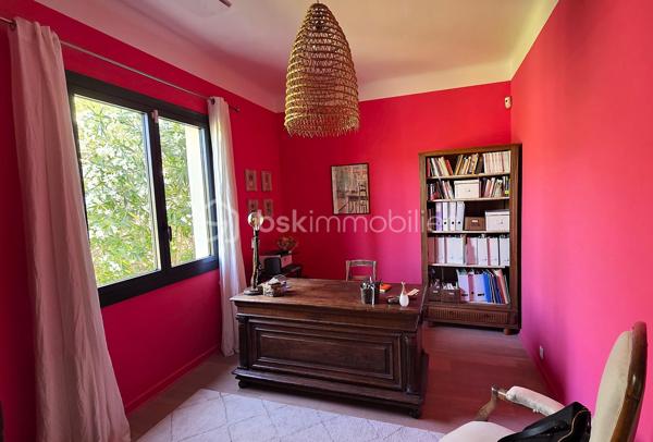 Baisse de prix - Située dans le très recherché quartier d’Aiguelongue à Montpellier dans une rue privée, cette villa rénovée de 320 m² offre un cadre de vie exceptionnel avec piscine, jardin paysager de plus de 1300m2 et un appartement T3 indépendant.
La maison séduit par ses beaux volumes répartis sur 2 niveaux, sa luminosité et son agencement idéal pour une grande famille ainsi que pour télétravailler : 
- une vaste pièce de vie d'environ 80m2 avec cuisine ouverte sur salle à manger et salon agrémenté d'une cheminée en pierres du Gard
-  8 chambres spacieuses avec placards,
- un bureau et une salle de jeux, 
- 5 salles d’eau dont une salle de bains et 6 WC, 
- un grand espace de buanderie, de nombreux  rangements ainsi qu'un vide sanitaire sur la roche d'environ 48m2, parfait pour créer une cave à vin.
À l’extérieur, une SUPERBE TERRASSE d’environ 90 m² surplombe le jardin méditerranéen et la piscine au sel Desjoyaux 9 x 3.50.
Un T3 d'environ 48m2 avec son entrée séparée au rez-de-jardin complète ce bien rare, offrant un POTENTIEL LOCATIF ou un espace idéal pour recevoir.
Prestations de qualité : climatisation gainable réversible, sols carrelés et parquets qualitatifs, menuiseries aluminium, isolation récente par les combles, rénovation complète, état général parfait.
Un bien de charme aux prestations soignées, dans un environnement privilégié à proximité des commerces, transports et commodités.
Contactez Dominique ROSSI pour organiser une visite de ce bien exceptionnel au O6 80 44 99 32