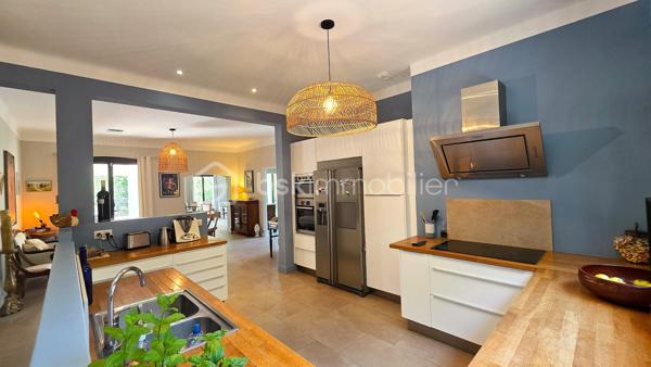 Baisse de prix - Située dans le très recherché quartier d’Aiguelongue à Montpellier dans une rue privée, cette villa rénovée de 320 m² offre un cadre de vie exceptionnel avec piscine, jardin paysager de plus de 1300m2 et un appartement T3 indépendant.
La maison séduit par ses beaux volumes répartis sur 2 niveaux, sa luminosité et son agencement idéal pour une grande famille ainsi que pour télétravailler : 
- une vaste pièce de vie d'environ 80m2 avec cuisine ouverte sur salle à manger et salon agrémenté d'une cheminée en pierres du Gard
-  8 chambres spacieuses avec placards,
- un bureau et une salle de jeux, 
- 5 salles d’eau dont une salle de bains et 6 WC, 
- un grand espace de buanderie, de nombreux  rangements ainsi qu'un vide sanitaire sur la roche d'environ 48m2, parfait pour créer une cave à vin.
À l’extérieur, une SUPERBE TERRASSE d’environ 90 m² surplombe le jardin méditerranéen et la piscine au sel Desjoyaux 9 x 3.50.
Un T3 d'environ 48m2 avec son entrée séparée au rez-de-jardin complète ce bien rare, offrant un POTENTIEL LOCATIF ou un espace idéal pour recevoir.
Prestations de qualité : climatisation gainable réversible, sols carrelés et parquets qualitatifs, menuiseries aluminium, isolation récente par les combles, rénovation complète, état général parfait.
Un bien de charme aux prestations soignées, dans un environnement privilégié à proximité des commerces, transports et commodités.
Contactez Dominique ROSSI pour organiser une visite de ce bien exceptionnel au O6 80 44 99 32