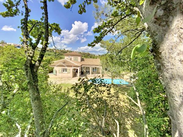 Bienvenue dans cette charmante Villa de 130m² construite en 1997, sur une parcelle de plus de 1000m2, offrant un espace de vie paisible et conviviale. 

Située dans le quartier « les Hameaux du Golf »,  cette villa comprend un salon/séjour lumineux de 36m2, 4 chambres de plain pied de 14, 13, 12 et 11 m2, d’une cuisine fermée équipée et aménagée avec un accès sur la buanderie. 
Également, une salle de bain et un w.c séparé viennent constituer ce premier niveau. 

Pour finir sur l’intérieur, à l’étage, une chambre avec sa propre salle d’eau, idéale pour vos amis ou pour un adolescent. 

À l'extérieur, profitez de votre piscine de 8x4m au chlore le tout dans un cadre agréable et arboré. 

Fort de son potentiel, notre offre de ce jour vous propose également un garage de 26m2. 

Joignable 7/7 pour répondre à vos questions et organiser votre future visite.