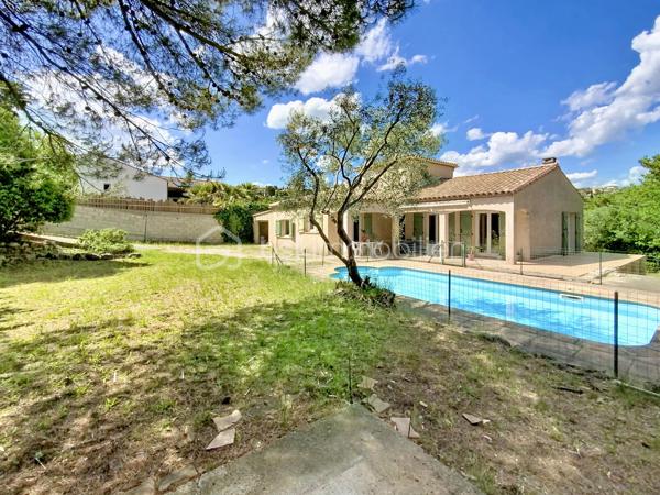 Bienvenue dans cette charmante Villa de 130m² construite en 1997, sur une parcelle de plus de 1000m2, offrant un espace de vie paisible et conviviale. 

Située dans le quartier « les Hameaux du Golf »,  cette villa comprend un salon/séjour lumineux de 36m2, 4 chambres de plain pied de 14, 13, 12 et 11 m2, d’une cuisine fermée équipée et aménagée avec un accès sur la buanderie. 
Également, une salle de bain et un w.c séparé viennent constituer ce premier niveau. 

Pour finir sur l’intérieur, à l’étage, une chambre avec sa propre salle d’eau, idéale pour vos amis ou pour un adolescent. 

À l'extérieur, profitez de votre piscine de 8x4m au chlore le tout dans un cadre agréable et arboré. 

Fort de son potentiel, notre offre de ce jour vous propose également un garage de 26m2. 

Joignable 7/7 pour répondre à vos questions et organiser votre future visite.