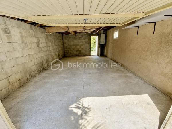 Bienvenue dans cette charmante Villa de 130m² construite en 1997, sur une parcelle de plus de 1000m2, offrant un espace de vie paisible et conviviale. 

Située dans le quartier « les Hameaux du Golf »,  cette villa comprend un salon/séjour lumineux de 36m2, 4 chambres de plain pied de 14, 13, 12 et 11 m2, d’une cuisine fermée équipée et aménagée avec un accès sur la buanderie. 
Également, une salle de bain et un w.c séparé viennent constituer ce premier niveau. 

Pour finir sur l’intérieur, à l’étage, une chambre avec sa propre salle d’eau, idéale pour vos amis ou pour un adolescent. 

À l'extérieur, profitez de votre piscine de 8x4m au chlore le tout dans un cadre agréable et arboré. 

Fort de son potentiel, notre offre de ce jour vous propose également un garage de 26m2. 

Joignable 7/7 pour répondre à vos questions et organiser votre future visite.