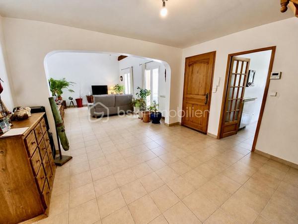 Bienvenue dans cette charmante Villa de 130m² construite en 1997, sur une parcelle de plus de 1000m2, offrant un espace de vie paisible et conviviale. 

Située dans le quartier « les Hameaux du Golf »,  cette villa comprend un salon/séjour lumineux de 36m2, 4 chambres de plain pied de 14, 13, 12 et 11 m2, d’une cuisine fermée équipée et aménagée avec un accès sur la buanderie. 
Également, une salle de bain et un w.c séparé viennent constituer ce premier niveau. 

Pour finir sur l’intérieur, à l’étage, une chambre avec sa propre salle d’eau, idéale pour vos amis ou pour un adolescent. 

À l'extérieur, profitez de votre piscine de 8x4m au chlore le tout dans un cadre agréable et arboré. 

Fort de son potentiel, notre offre de ce jour vous propose également un garage de 26m2. 

Joignable 7/7 pour répondre à vos questions et organiser votre future visite.